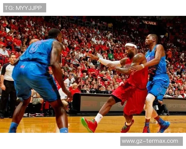 姚明出道之战：从青涩新秀到篮球巨星的辉煌历程